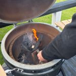 Håller i Bluegaz Premium Grillkol Starter som brinner