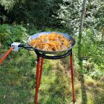 Vaello Paellaset 38 cm i skogen med kantareller i