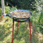 Vaello Paellaset 38 cm i skogen med kantarellrisoni-otto som puttrar