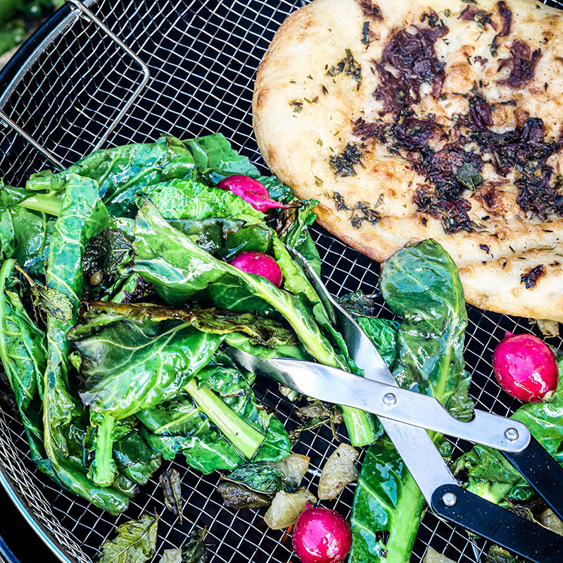 Tunnbröd och bladgrönsaker grillas i grillkorg