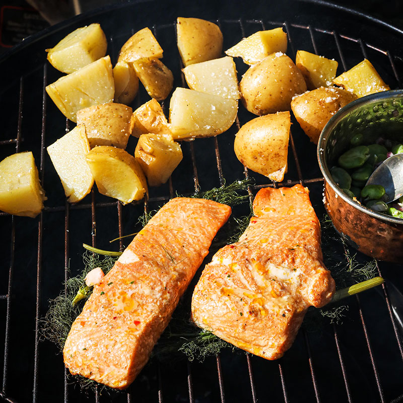 Grillar laxfiléer, nypotatis och bondbönor på ProQ BBQ Smoker