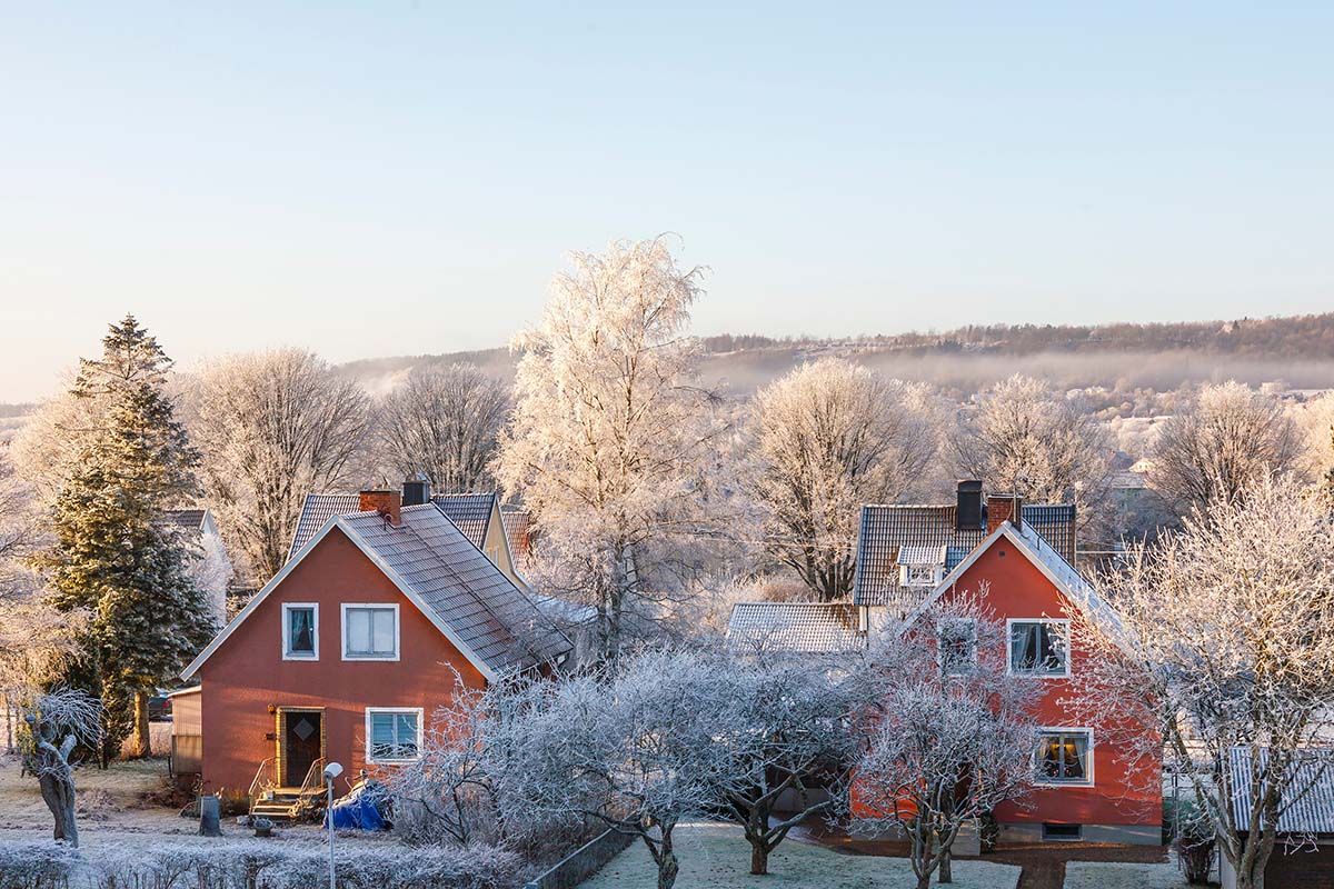 Två röda hus under vintertid