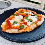 Grillpanna gjutjärn 43 cm med grillad pizza med mozzarella, tomat och basilika
