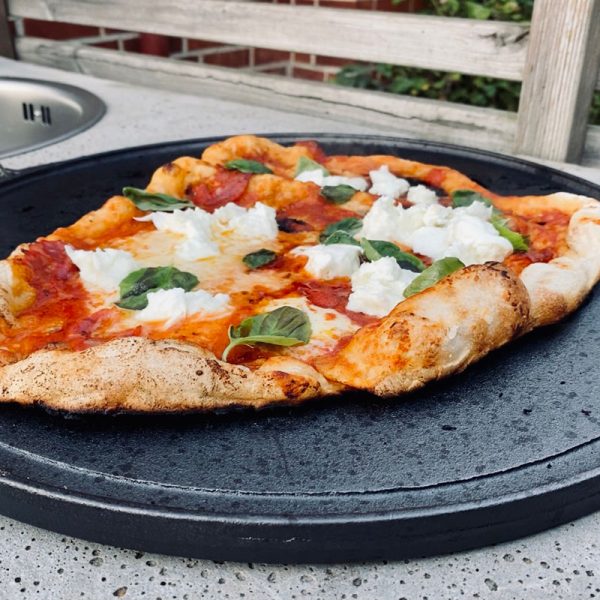 Grillpanna gjutjärn 43 cm med grillad pizza utomhus