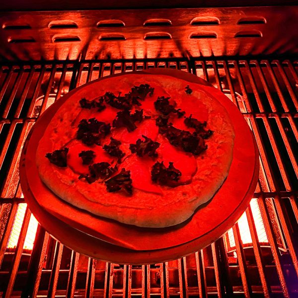 Julpizza grillas på Bluegaz Premium Pizzasten kit