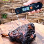 Mäter temperatur i stor köttbit med ProQ Digital grilltermometer