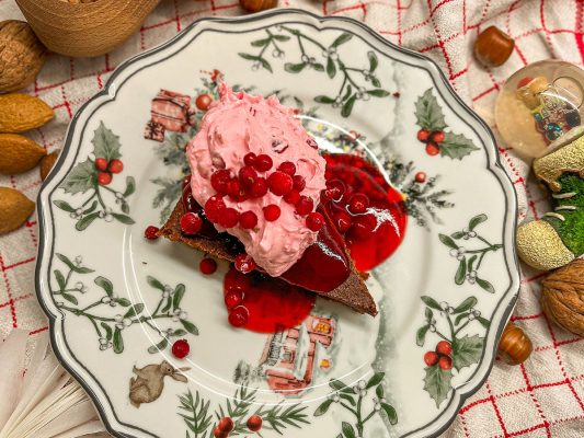 Grillad kladdkaka med glögg, lingonkräm och glass på blommig tallrik