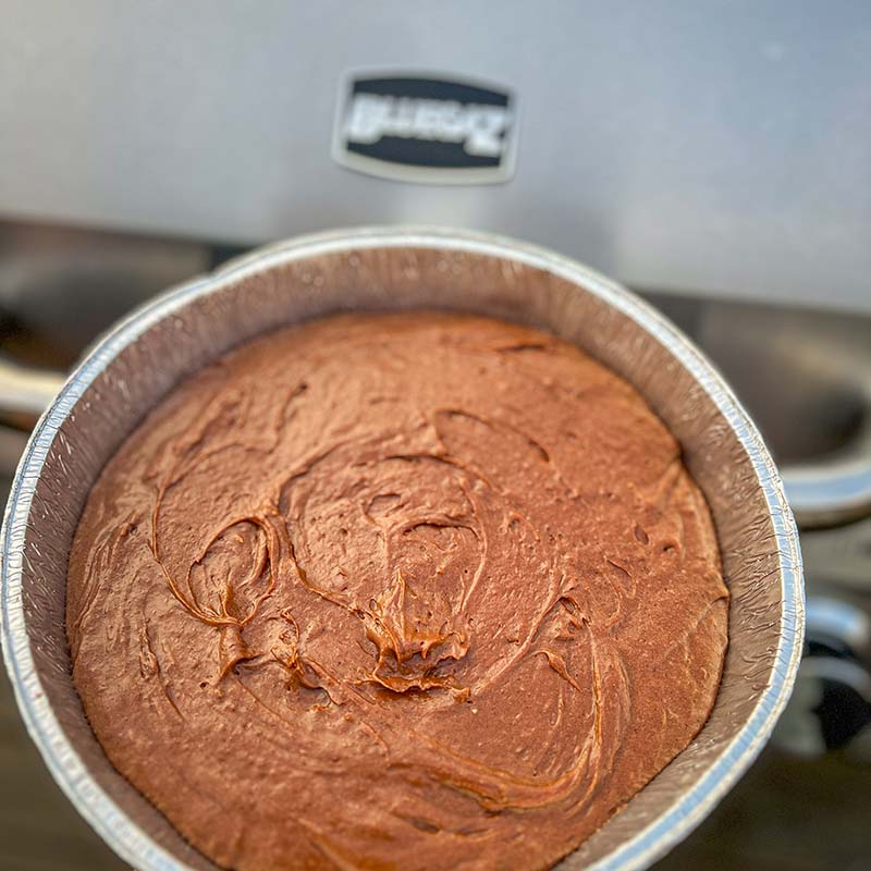 Glöggkladdkaka i form redo att sättas in i Bluegaz Z3 Gasolgrill