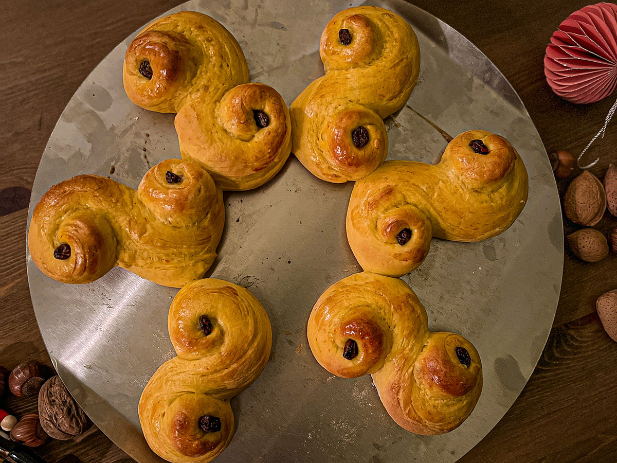 Grillade lussekatter med russin ovanpå Bluegaz Pizzasten-bricka i rostfritt stål