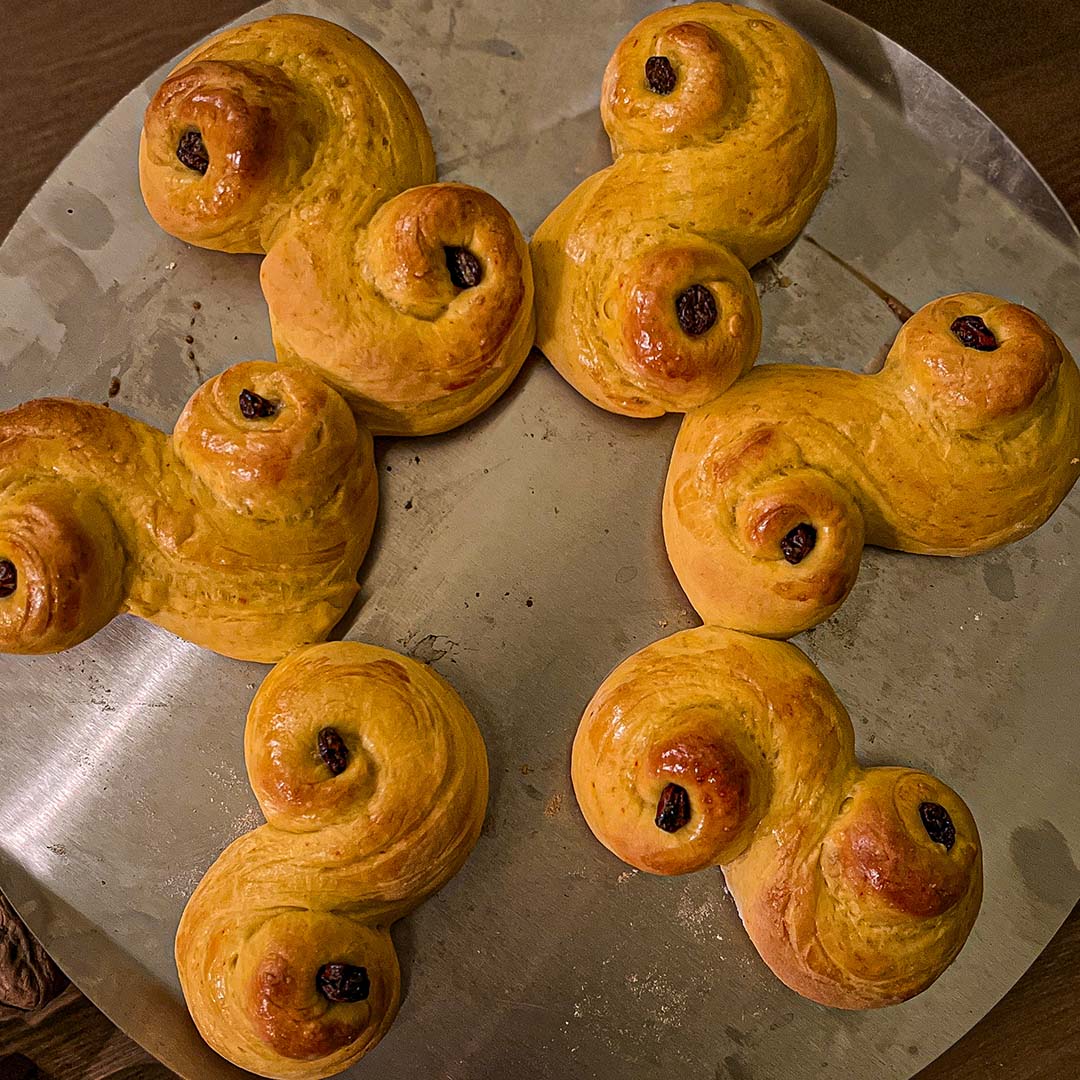 Grillade lussekatter med russin ovanpå Bluegaz Pizzasten-bricka i rostfritt stål