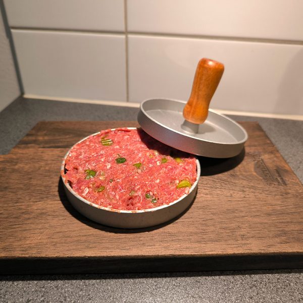 Bluegaz Premium Hamburgerpress med köttfärs i på mörk skärbräda