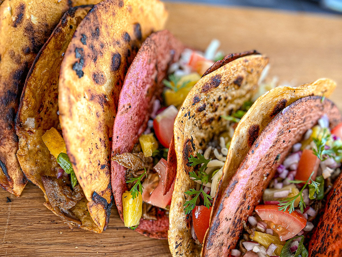 Birria tacos med slow cooked kött och syrlig chipotlesås