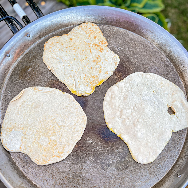 Stekpannebröd steks på stort paellapaket 60 cm