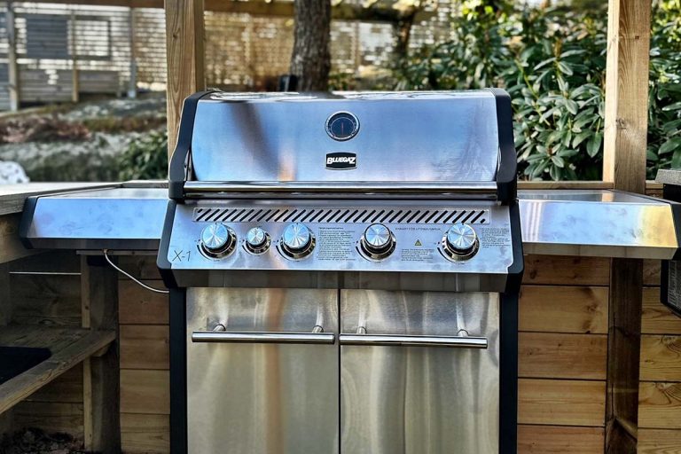 Bluegaz X1 Premium Classic Gasolgrill på trädäck framifrån