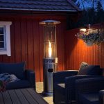Bluegaz Teide Terrassvärmare brinner på uteplats under kvällstid