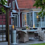 Bluegaz Teide Terrassvärmare på trädäck framför röd villa