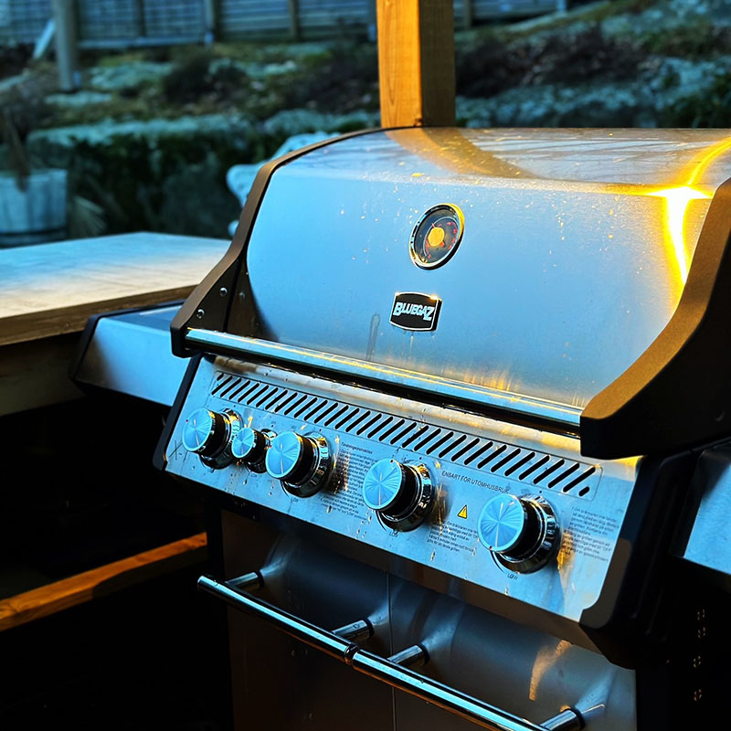 Bluegaz X1 Gasolgrill med regn som droppar under kvällstid