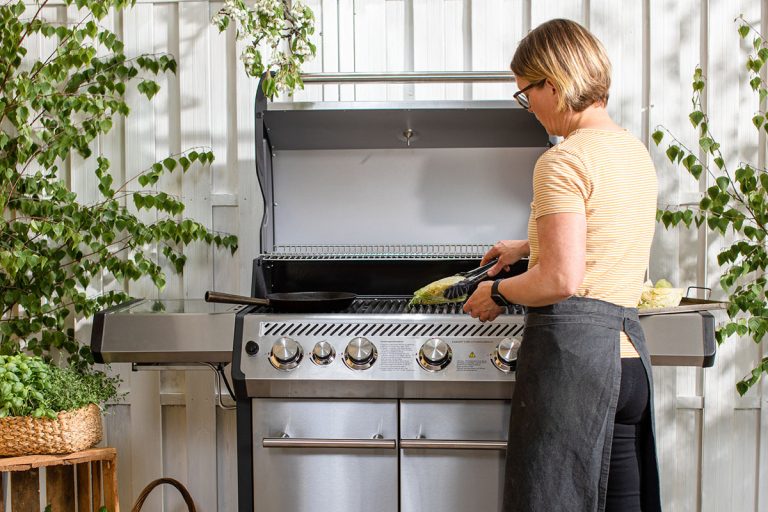 Kvinna grillar spetskål på Bluegaz X1 gasolgrill