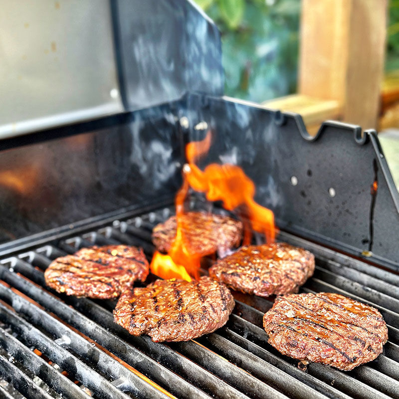 Färdiggrillade hamburgare på Bluegaz X1 Gasolgrill