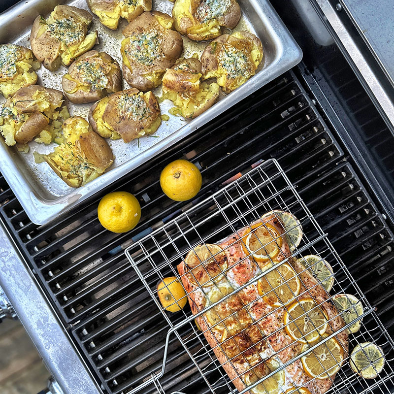 Smahed potatoes och lax grillas på Bluegaz X1 Gasolgrill.