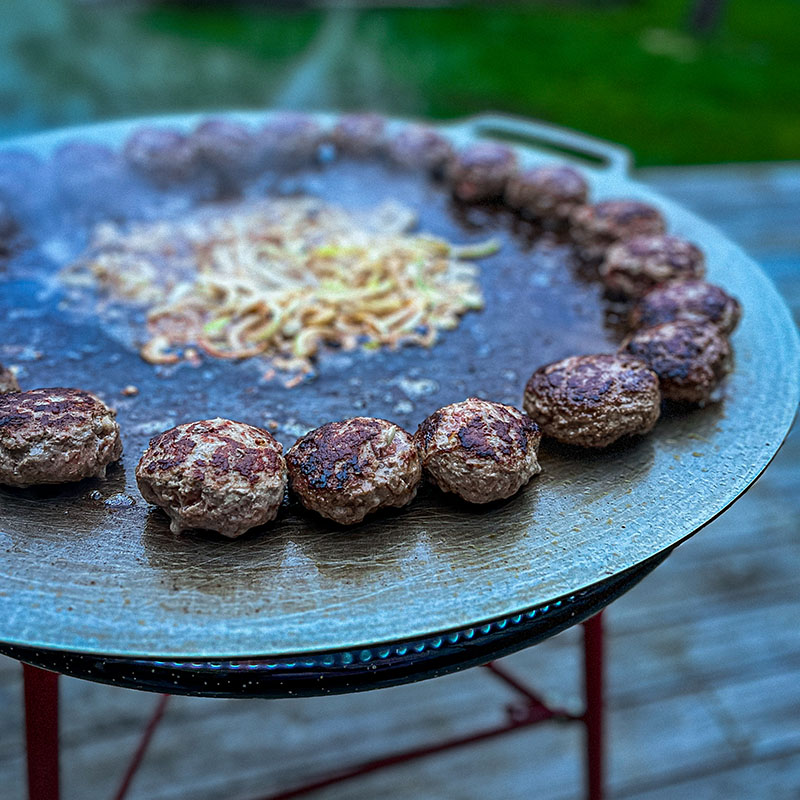 Bluegaz Timsfors Stekhäll 70 cm med pannbiffar i cirkel och lök i mitten från sidan