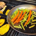 Vaello Grönsakspanna 26 cm på grill med morötter och sparris