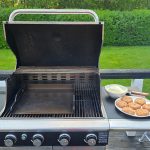 Bluegaz Ulvaryd stekbord 40x40 cm ligger på Bluegaz Z1 Gasolgrill