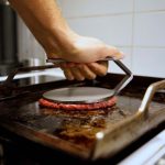 Burgare smashas med Bluegaz Harpholma smashjärn 14 cm på Tuthult Stekbord