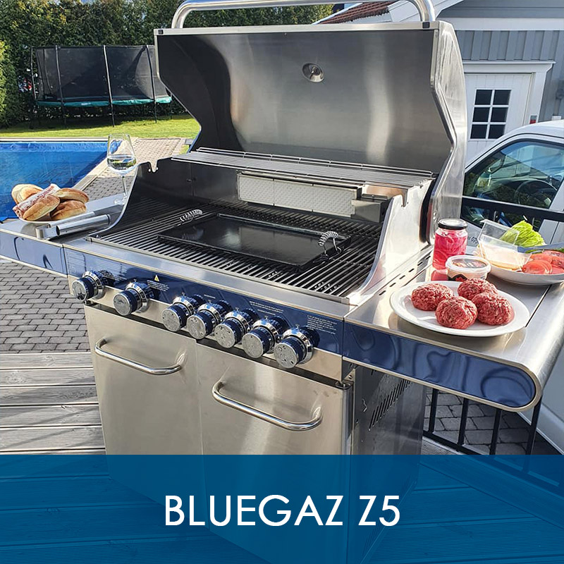 Preppar inför grillning på Bluegaz Z5 gasolgrill