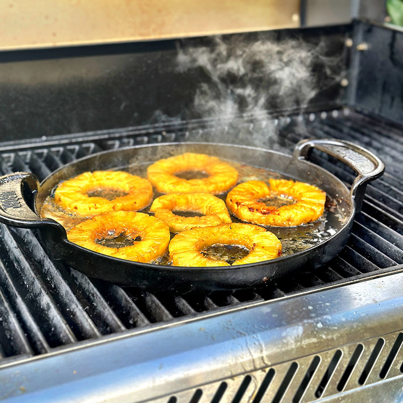 Ananas tillagas i stekpanna på grill