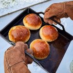 Håller i Bluegaz Ulvaryd Stekbord 25x35 cm med grillade semmelbullar