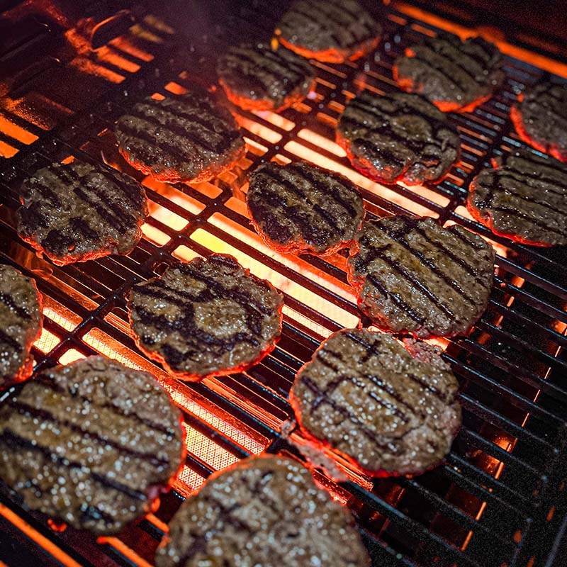 Grillade hamburgare på gasolgrill