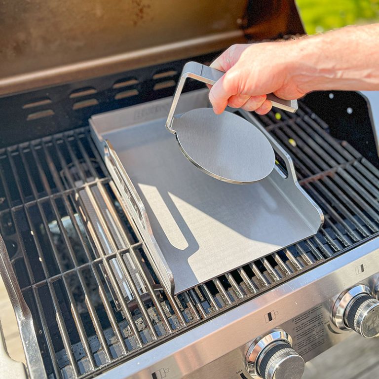 Håller i Bluegaz Oshult smashjärn 14 cm ovanför Ulvaryd stekbord