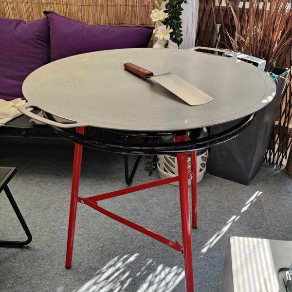 Bluegaz Timsfors Stekhäll set gasol 70 cm står i uterum med stekspade liggandes ovanpå