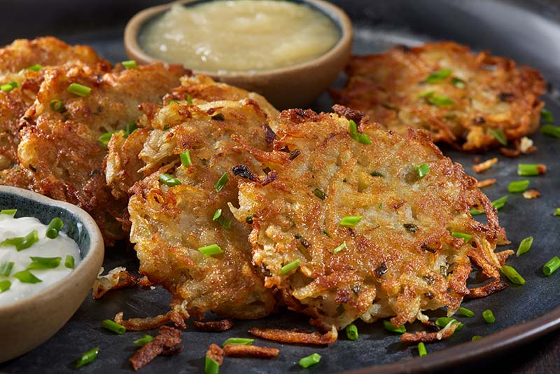 Hash browns med gräddfil och äppelsås