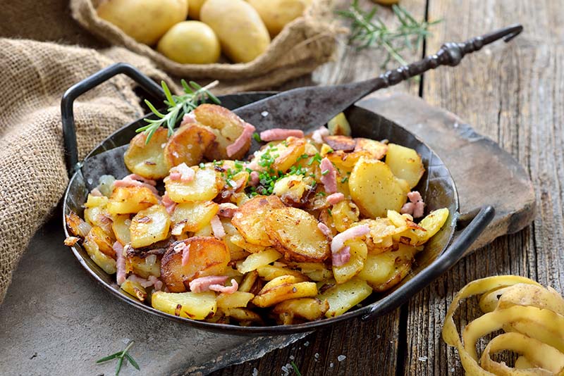 Råstekt potatis med bacon i gjutjärnspanna