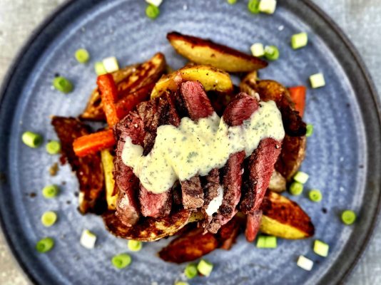 Grillad entrecôte med rostad potatis, morot och bearnaisesås toppat med salladslök