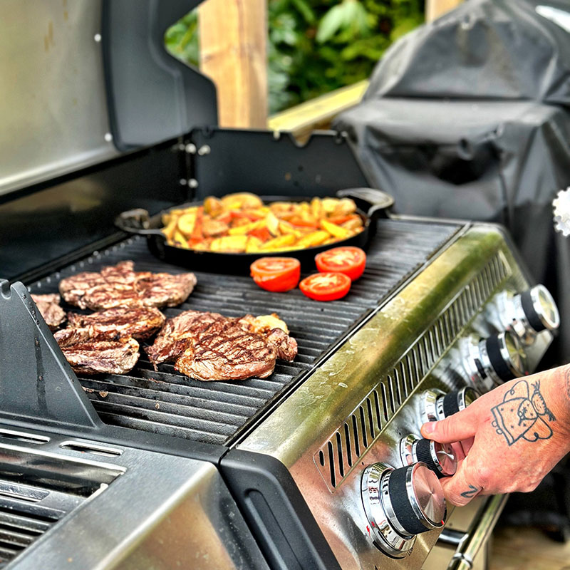 Entrecôte, tomater, potatis och morötter grillas på Bluegaz X1 Gasolgrill