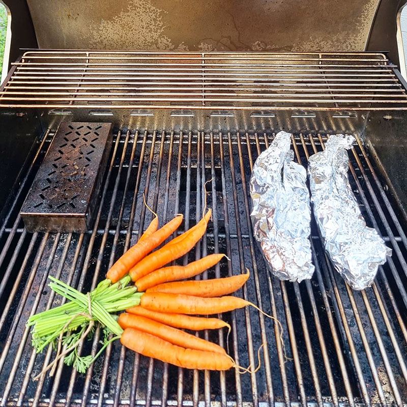 Morötter och makrill i folie grillas på Bluegaz Z1 Gasolgrill