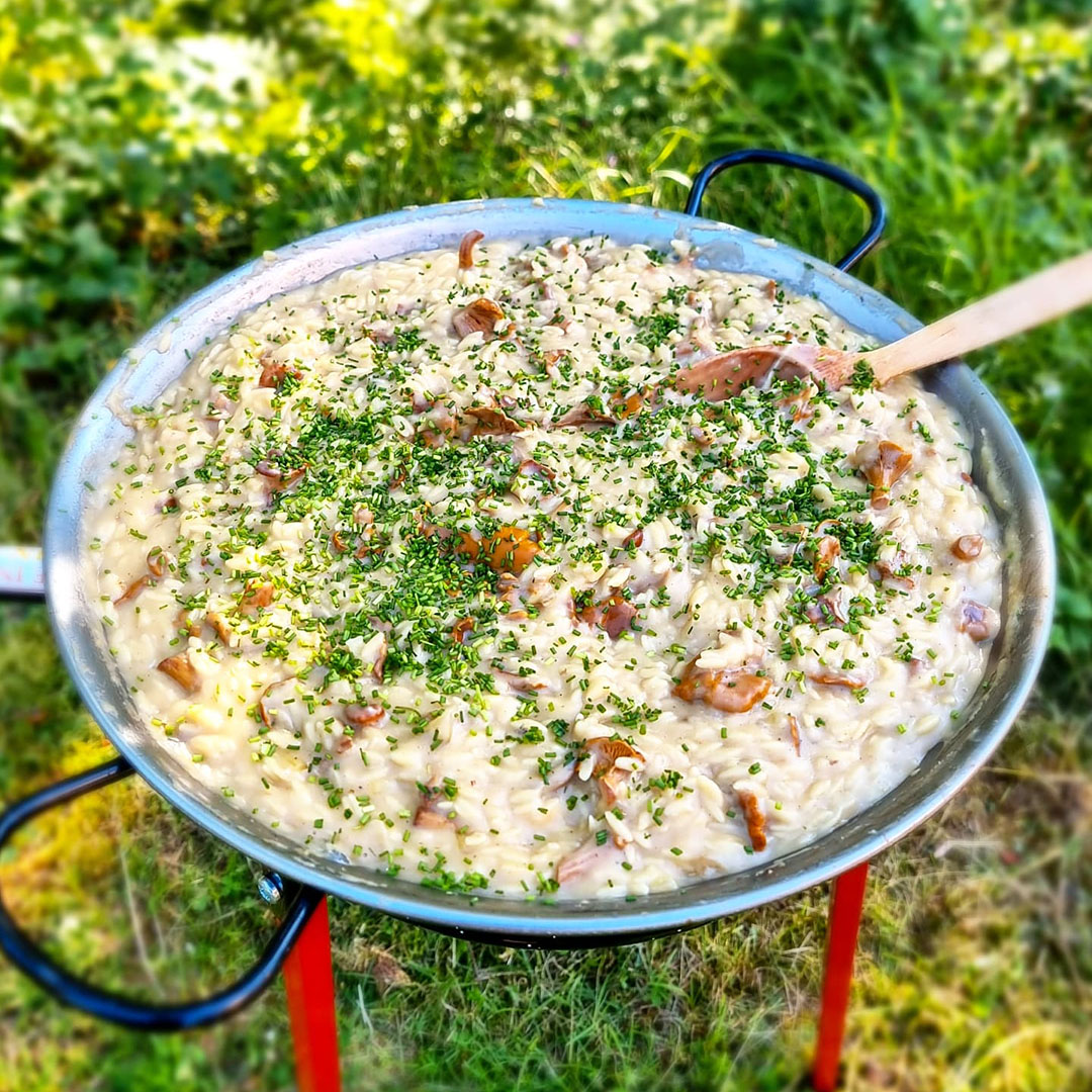 Vaello Paellaset 38 cm i skogen med kantarellrisoni-otto redo att servera