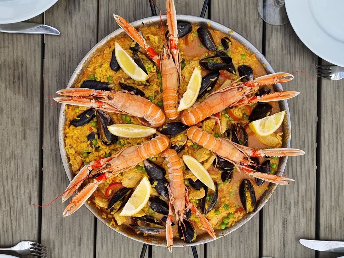 Vaello Paellaset 38 cm med skaldjurspaella serverat i paellapanna