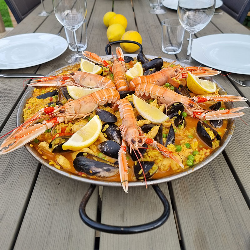 Vaello Paellaset 38 cm med skaldjurspaella serverat i paellapanna på bord