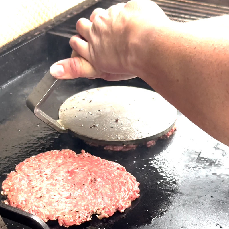 Smashar burgare med Harpholma smashjärn på Ulvaryd Stekbord