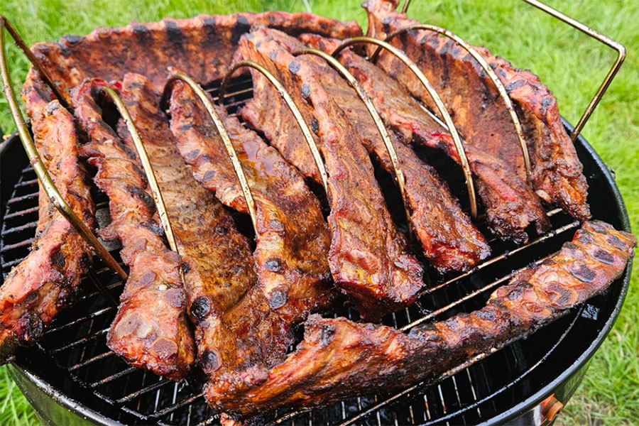 Ribs röks på ProQ Excel BBQ smoker