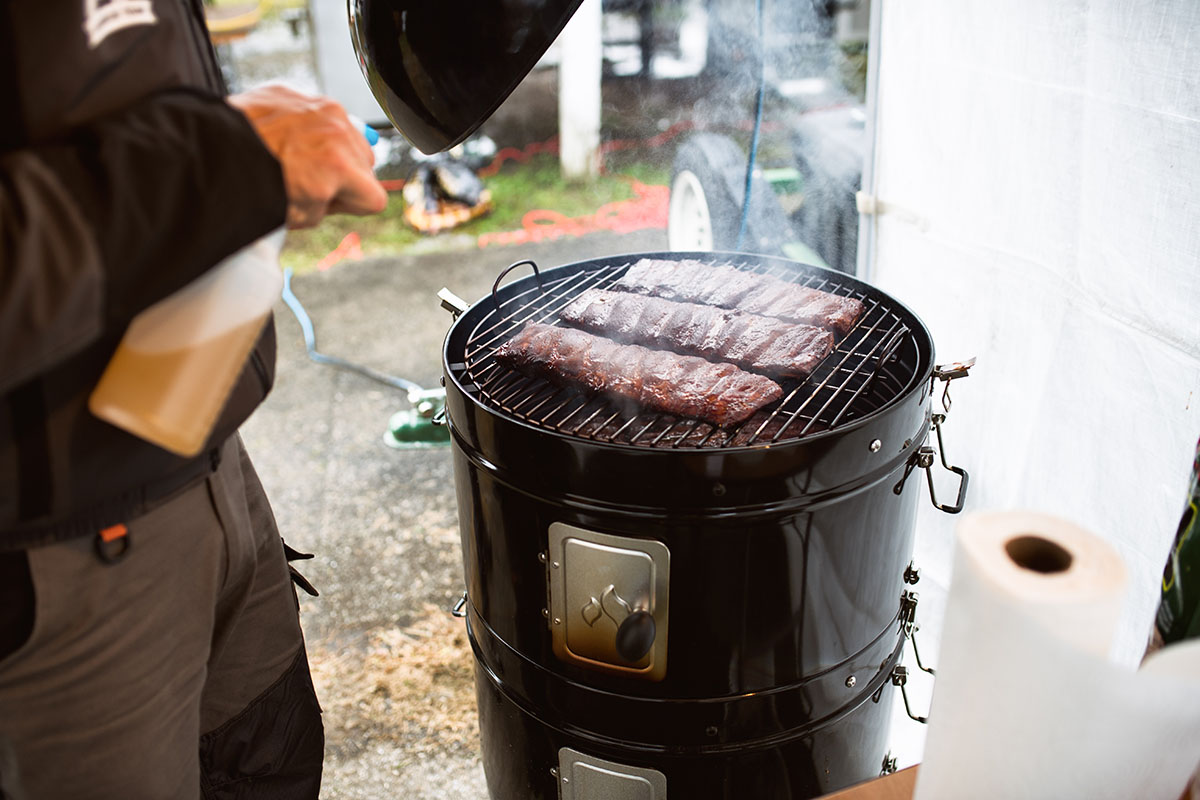 Ribs röks på Fornetto Razzo Pro Smoker