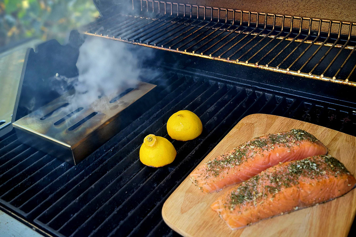 Röker lax på gasolgrill med Bluegaz Premium röklåda