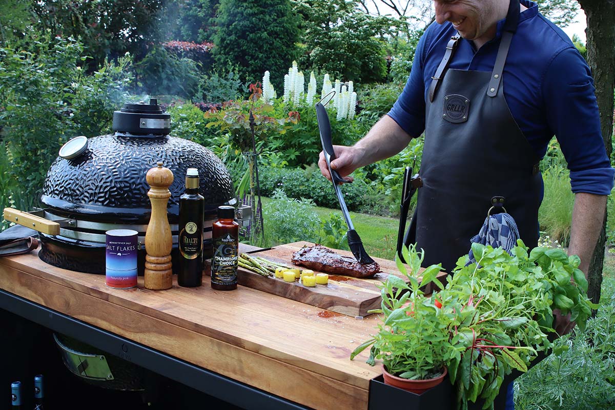 Man penslar kött med glaze inför kamadogrillning