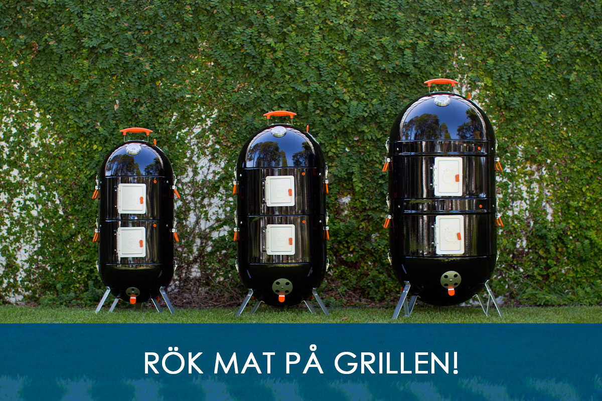 ProQ Frontier BBQ Smoker alla tre modeller står framför grön häck