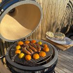 Bluegaz Kyoto Kamado Large med apelsinhalvor och kräftor som grillas