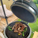 Bluegaz Kyoto Kamado Large med cevapi och padrones som grillas